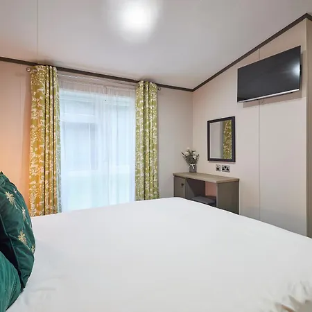 Gleneagles With Hot Tub * York